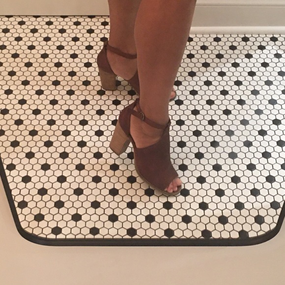 Lucky Brand leather heeled bootie - Picture 3 of 4